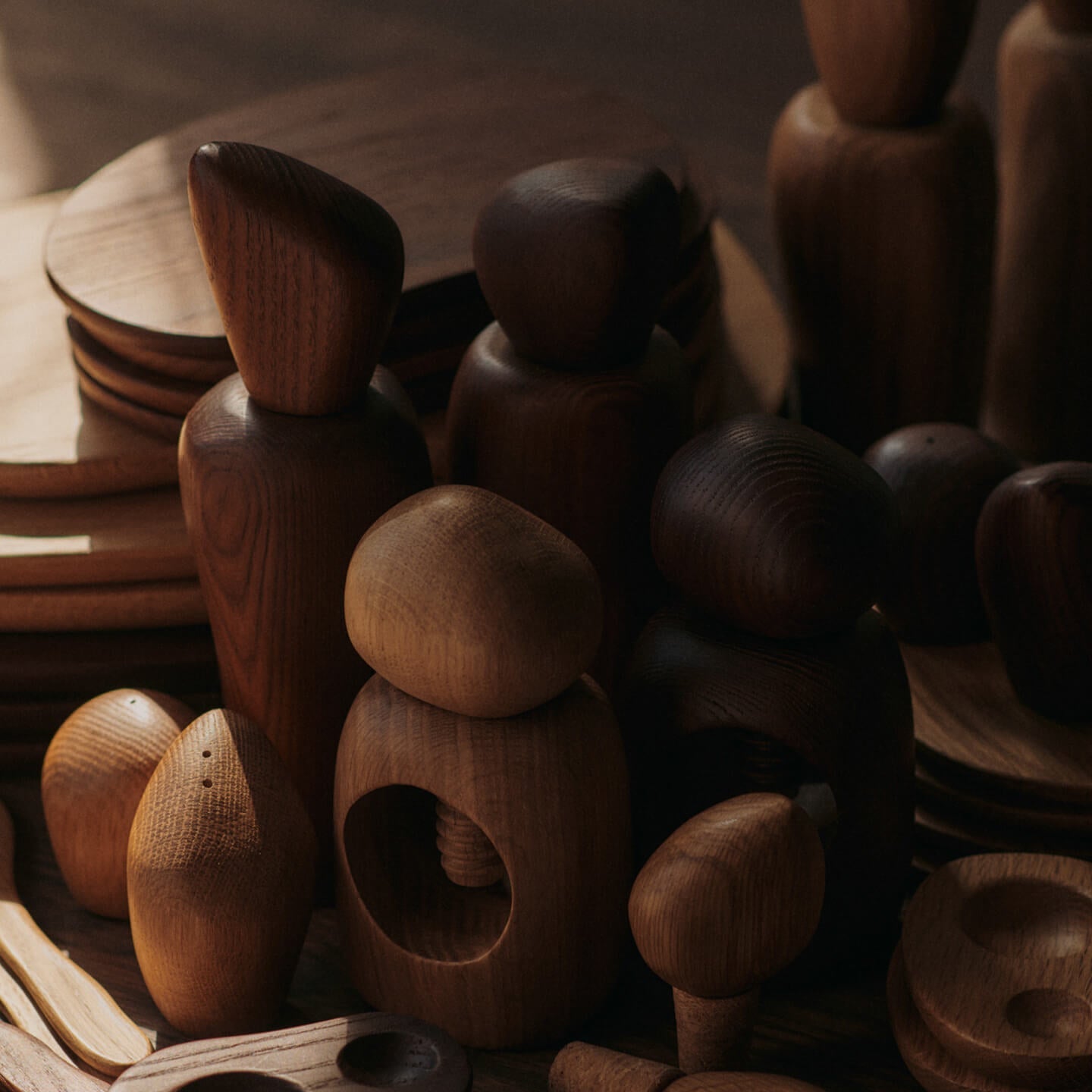 Ferm Living Cairn Grinder - Dark Brown Ash