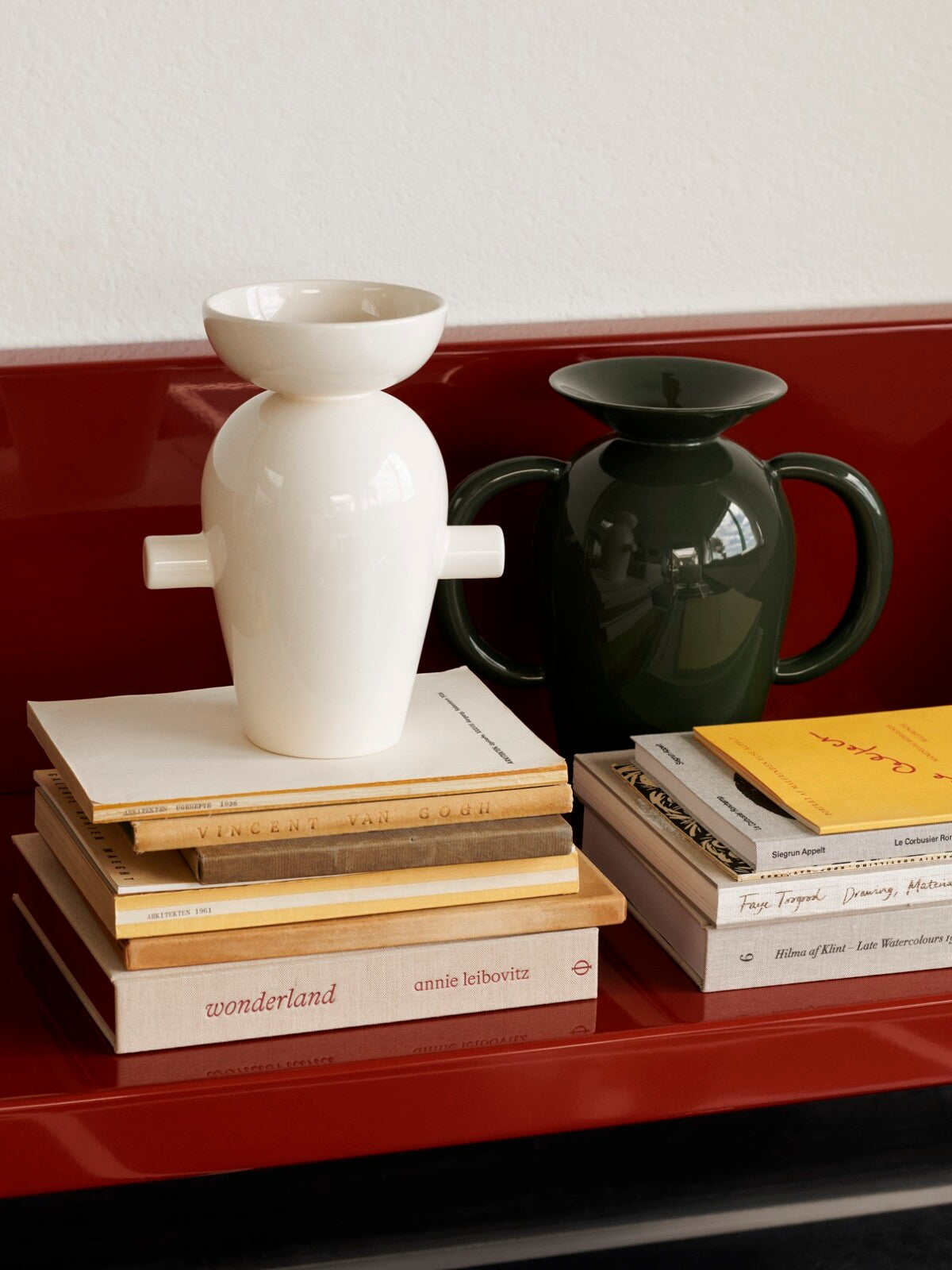 https://wp.andtradition.com/wp-content/uploads/2023/06/ATD_Retail_2023_Momento-Vase-JH40-JH41_2-1200x1600.jpg