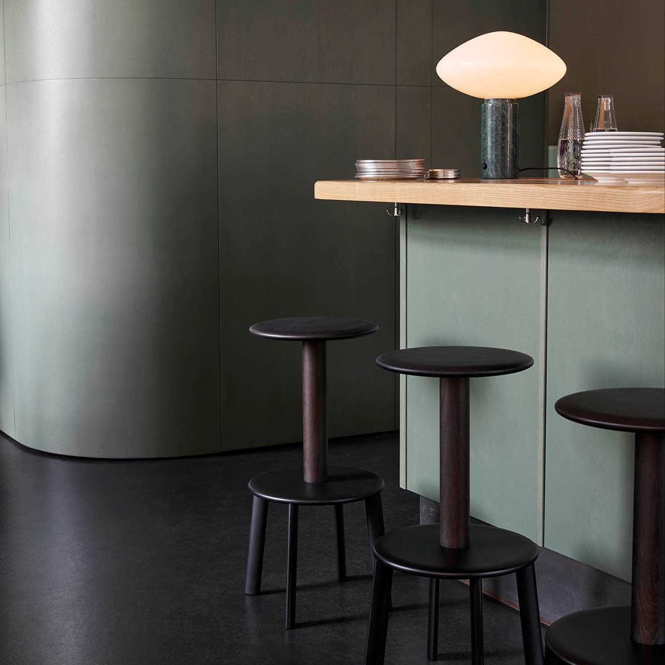 &Tradition Massif Bar Stool Dark Stained Oak Black