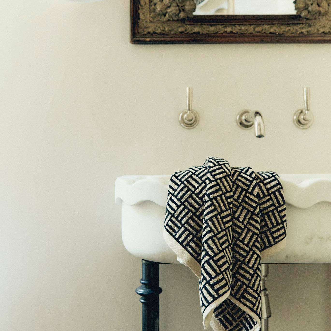 Baina Torrens Hand Towel - Sand/Noir