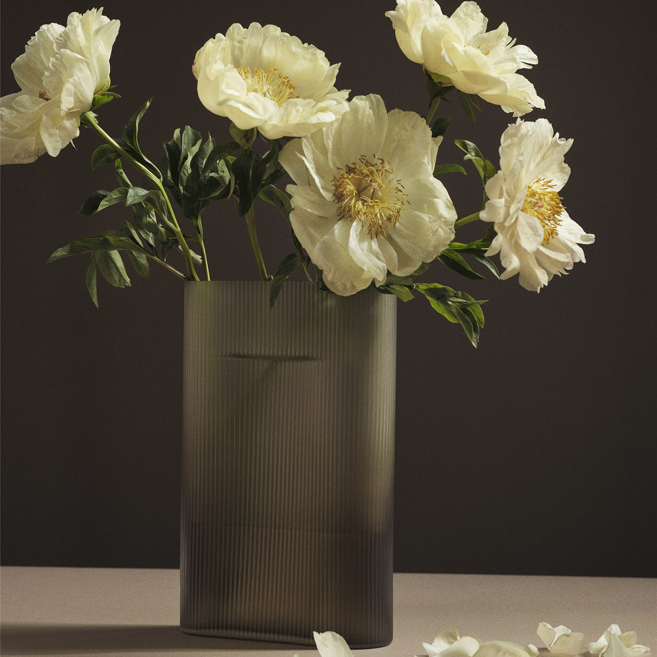 Muuto Ridge Vase H35 - Taupe Frosted Glass