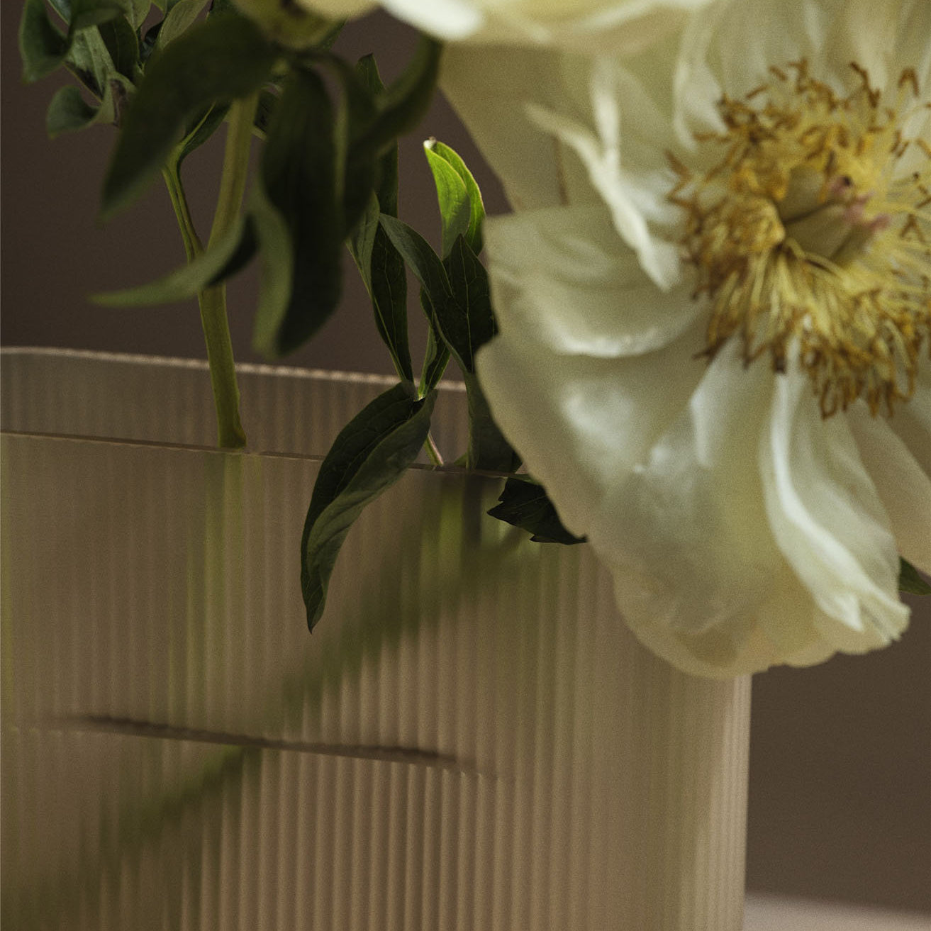 Muuto Ridge Vase H35 - Taupe Frosted Glass