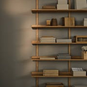 https://assets.bolia.com/cdn-cgi/image/background=transparent,fit=contain,width=320,format=auto,height=240,quality=81/globalassets/media/4.-collections/fy26/fy26aw/miljo/storage/kari-noriw_aw26.jpg?v=1064765618