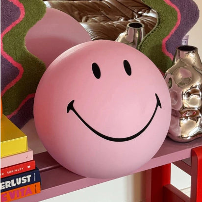 https://www.mrmaria.com/media/catalog/product/cache/2de0237592b666121898188b75332e18/s/m/smiley_xl_pink_lifestyle_off_800px.webp