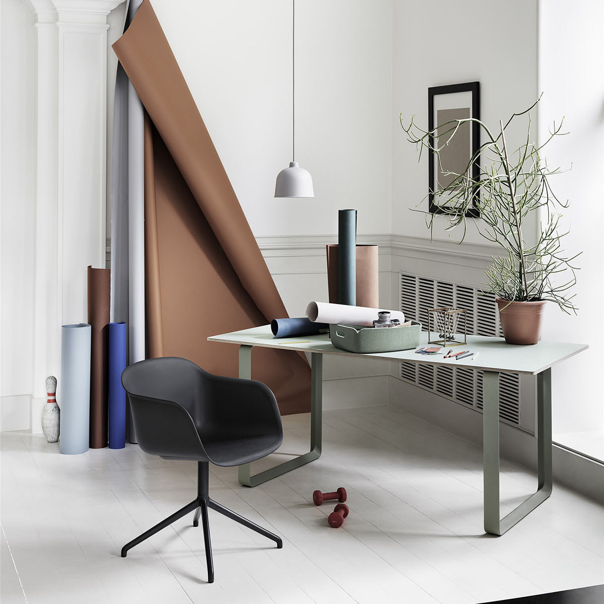 Muuto Fiber Armchair Swivel Base Display