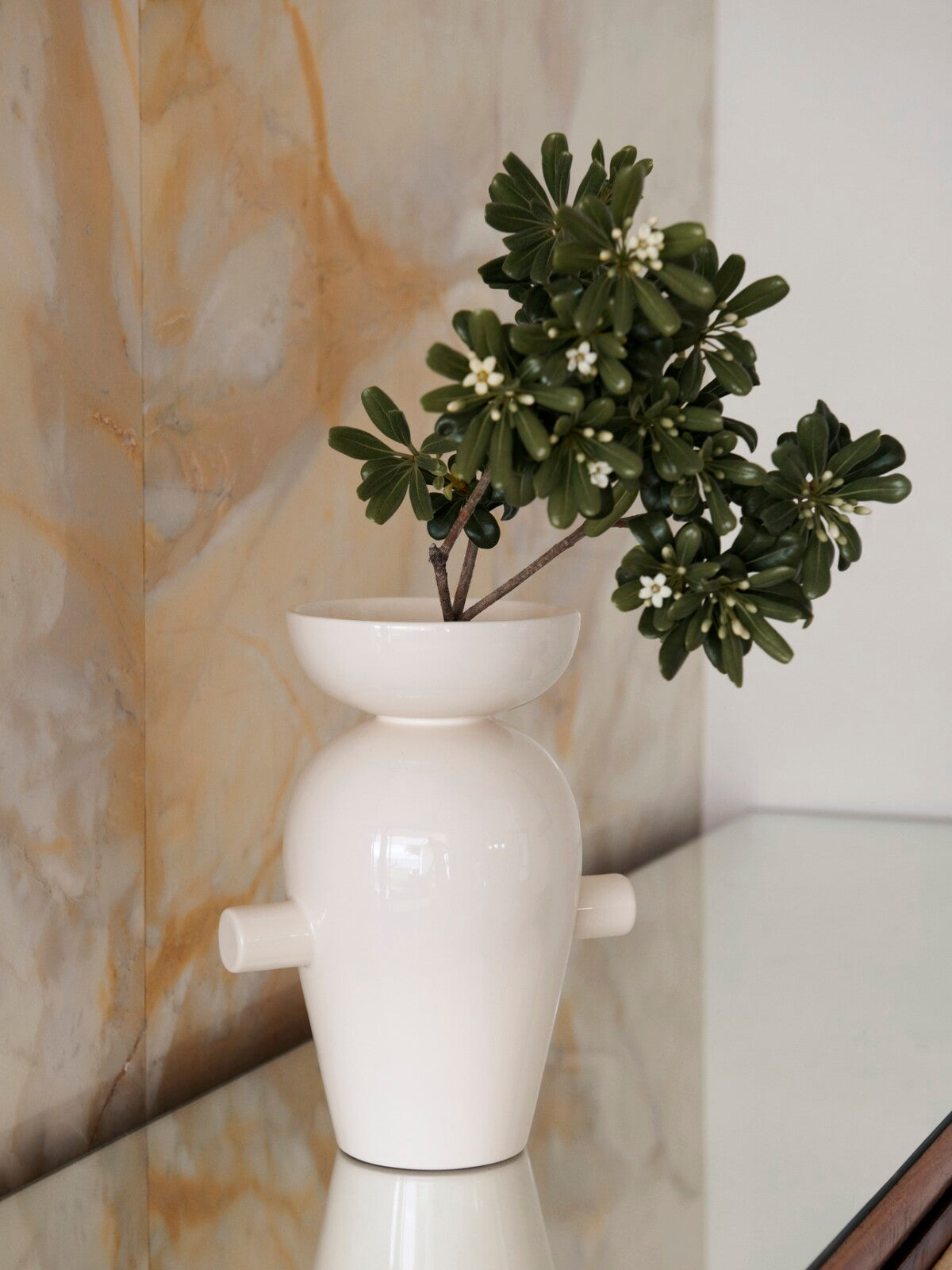 https://wp.andtradition.com/wp-content/uploads/2023/06/ATD_Retail_2023_Momento-Vase-JH40-1200x1600.jpg