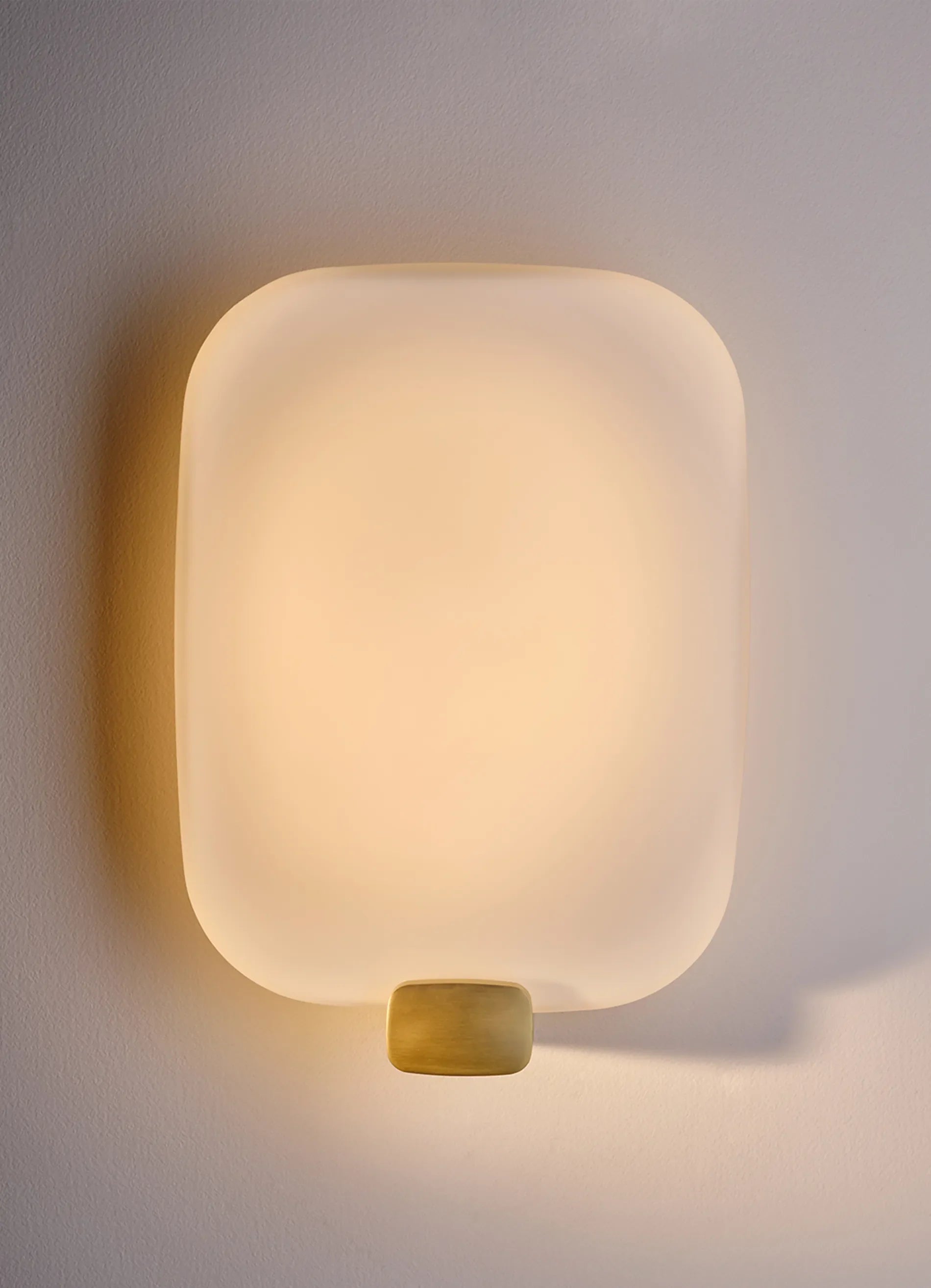 https://cdn.shopify.com/s/files/1/0980/2891/2970/files/DCW_LIGHT_ME_TENDER_07.webp?v=1774544219