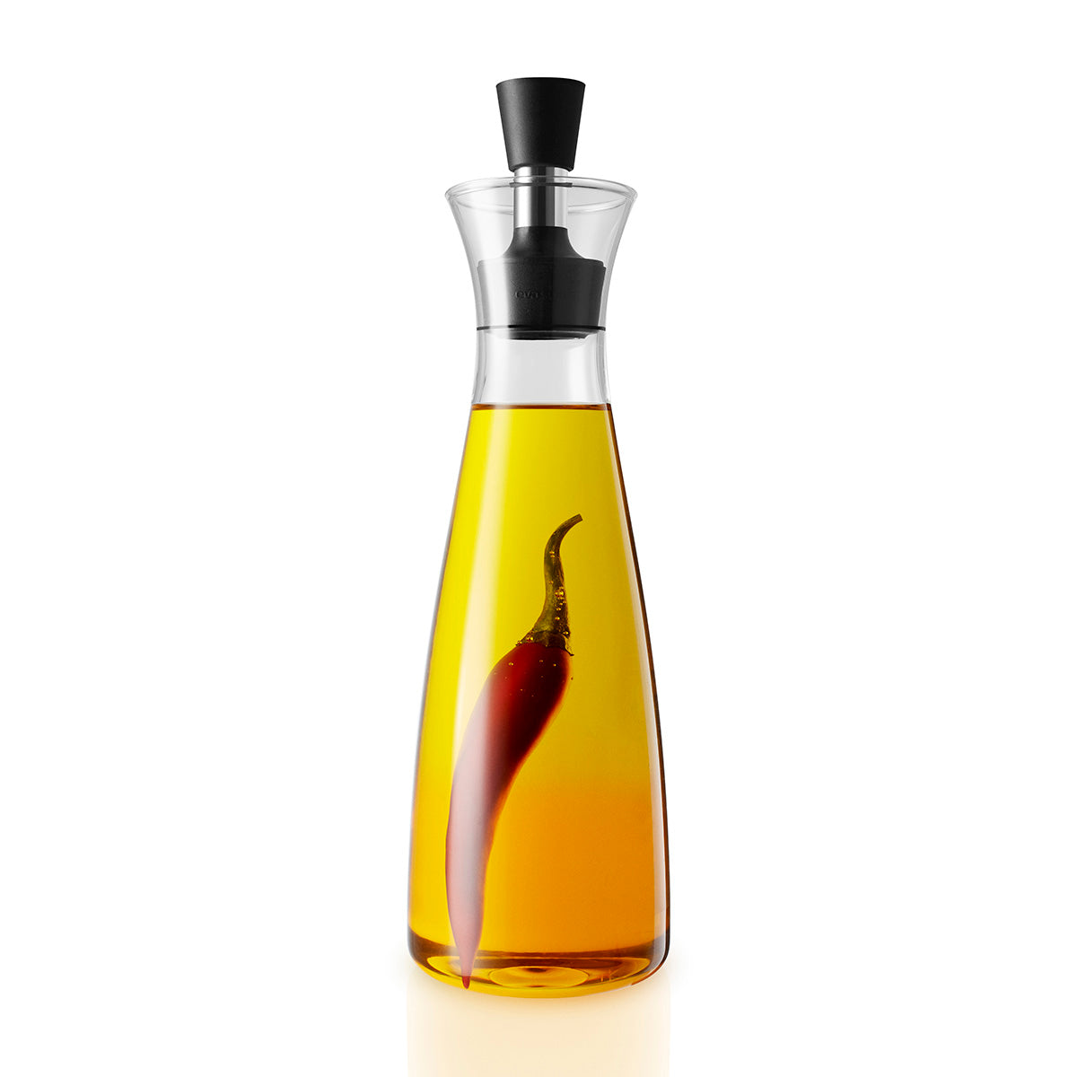 https://cdn.shopify.com/s/files/1/0759/0985/7573/files/EVASOLO-OilVinegarCarafe_media.03.jpg?v=1747018979