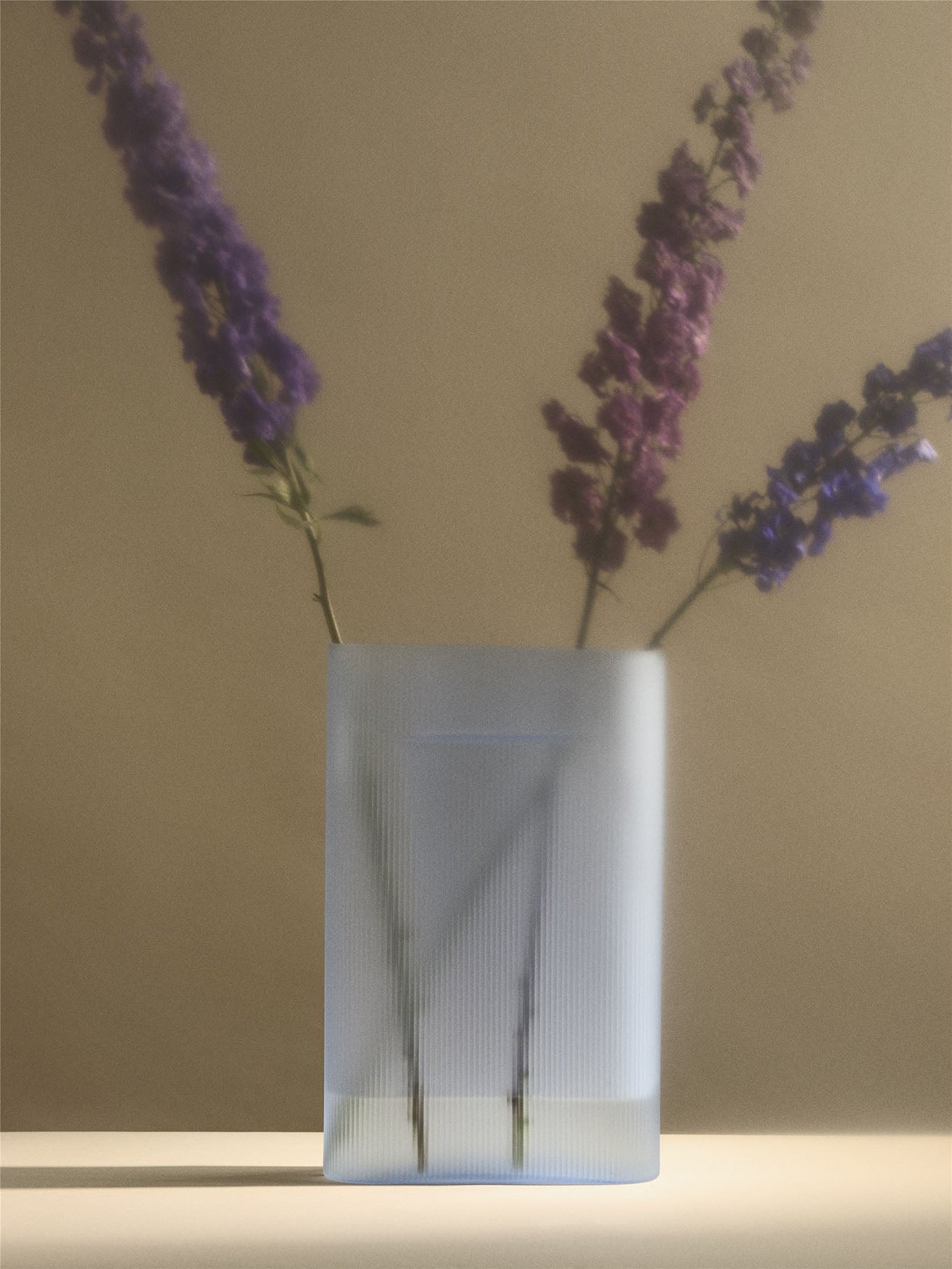 Muuto Ridge Vase H35 - Light Blue Frosted Glass