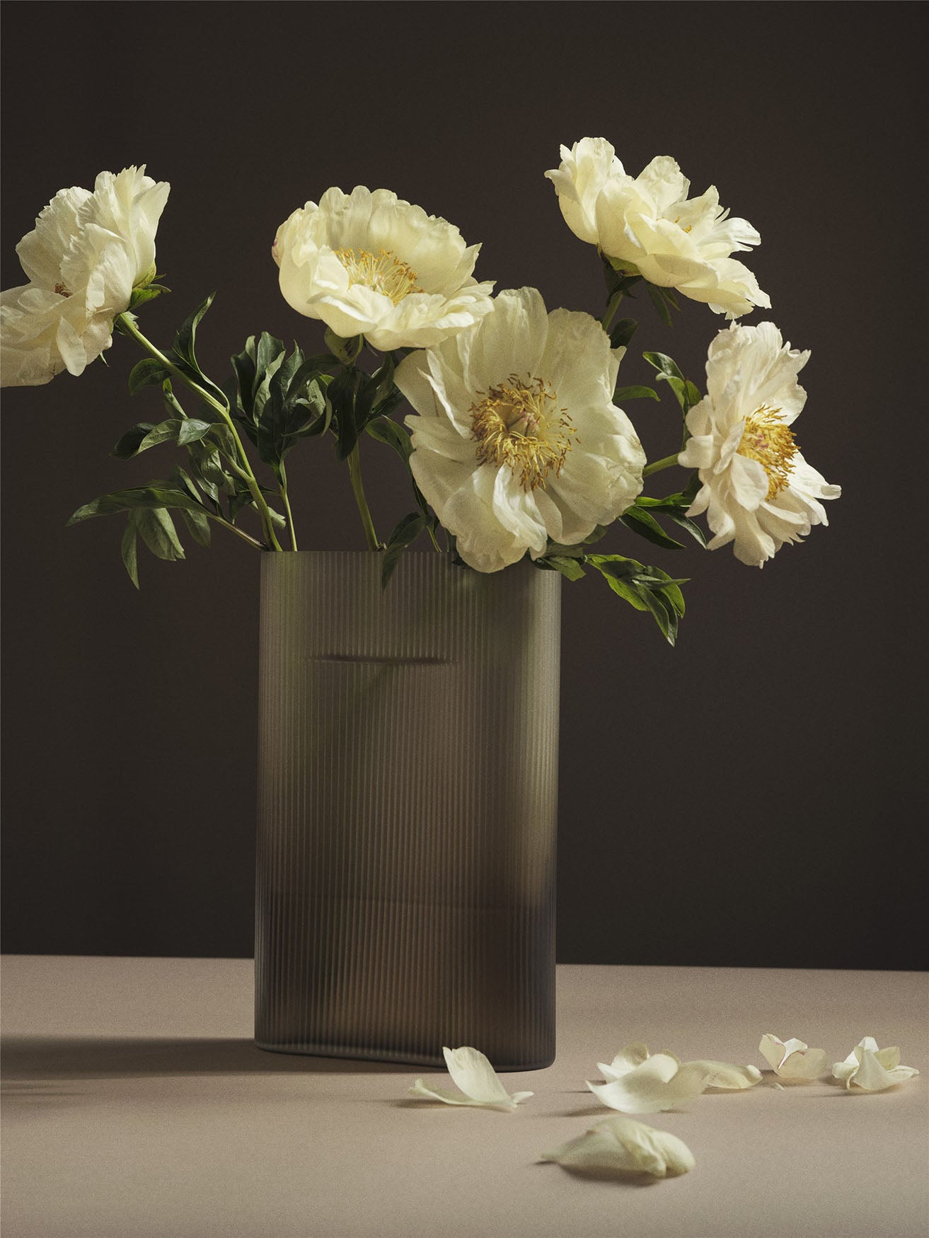 Muuto Ridge Vase H35 - Taupe Frosted Glass