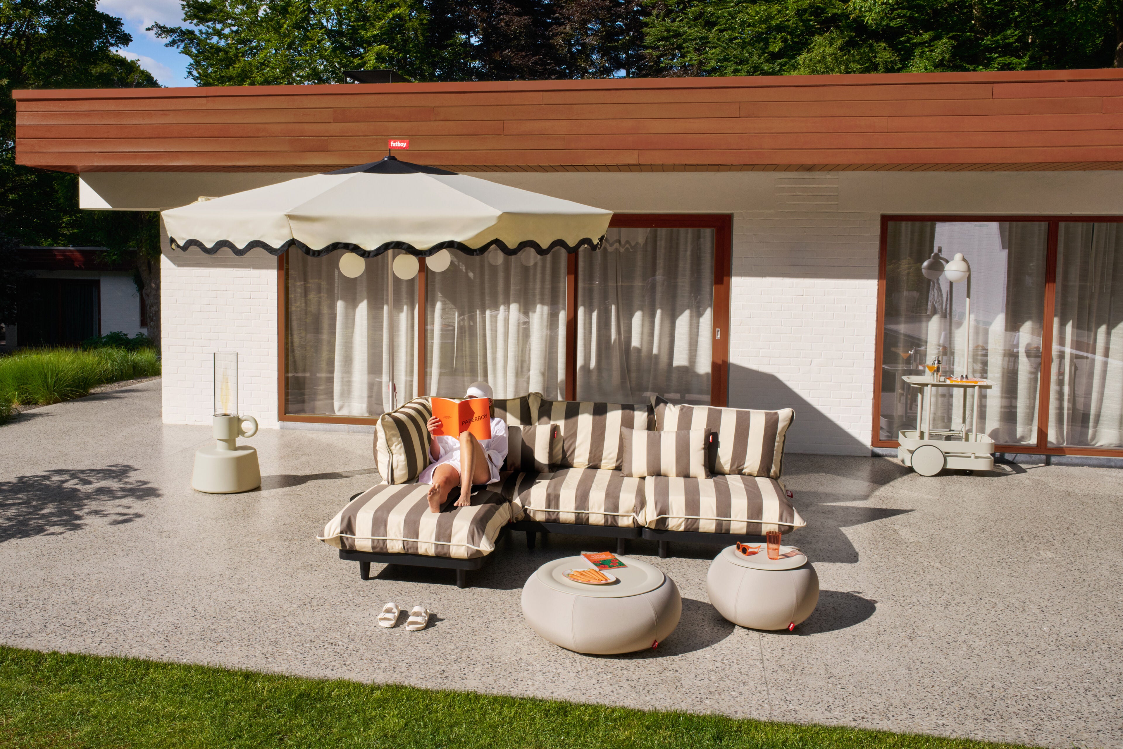 https://www.fatboy.com/dw/image/v2/BLBH_PRD/on/demandware.static/-/Sites-master-catalog/default/dw34a27a68/assets/image/107597/fatboy-flamtastique-bone-ambiance-02-107597.jpg
