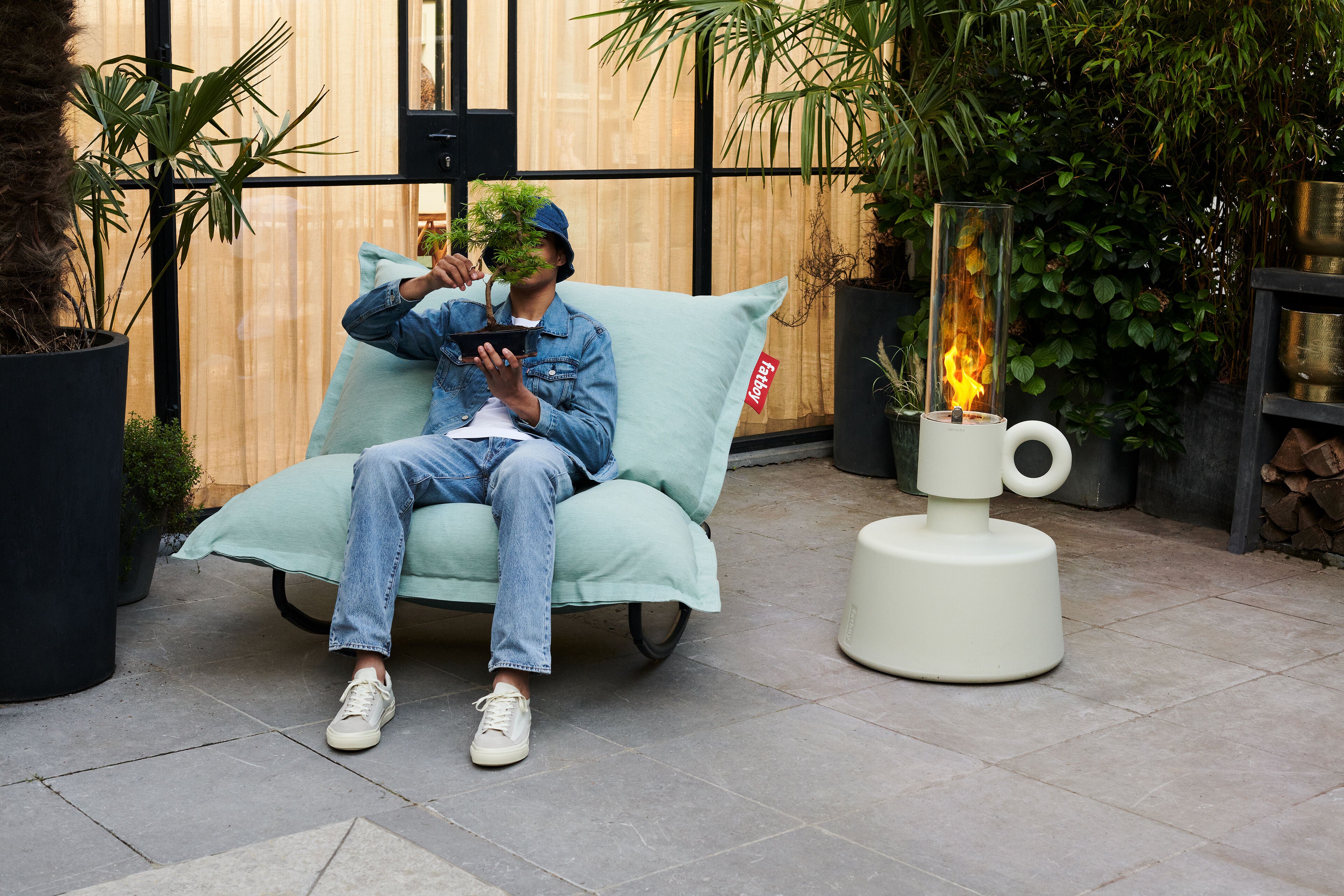 https://www.fatboy.com/dw/image/v2/BLBH_PRD/on/demandware.static/-/Sites-master-catalog/default/dw71744a67/assets/image/107597/fatboy-flamtastique-bone-ambiance-03-107597.jpg