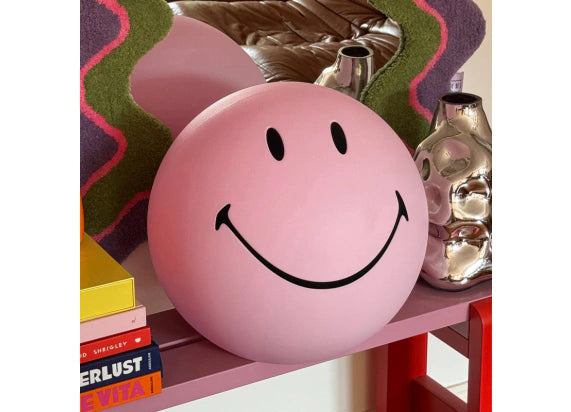 https://www.mrmaria.com/media/catalog/product/cache/2de0237592b666121898188b75332e18/s/m/smiley_xl_pink_lifestyle_off_800px.webp