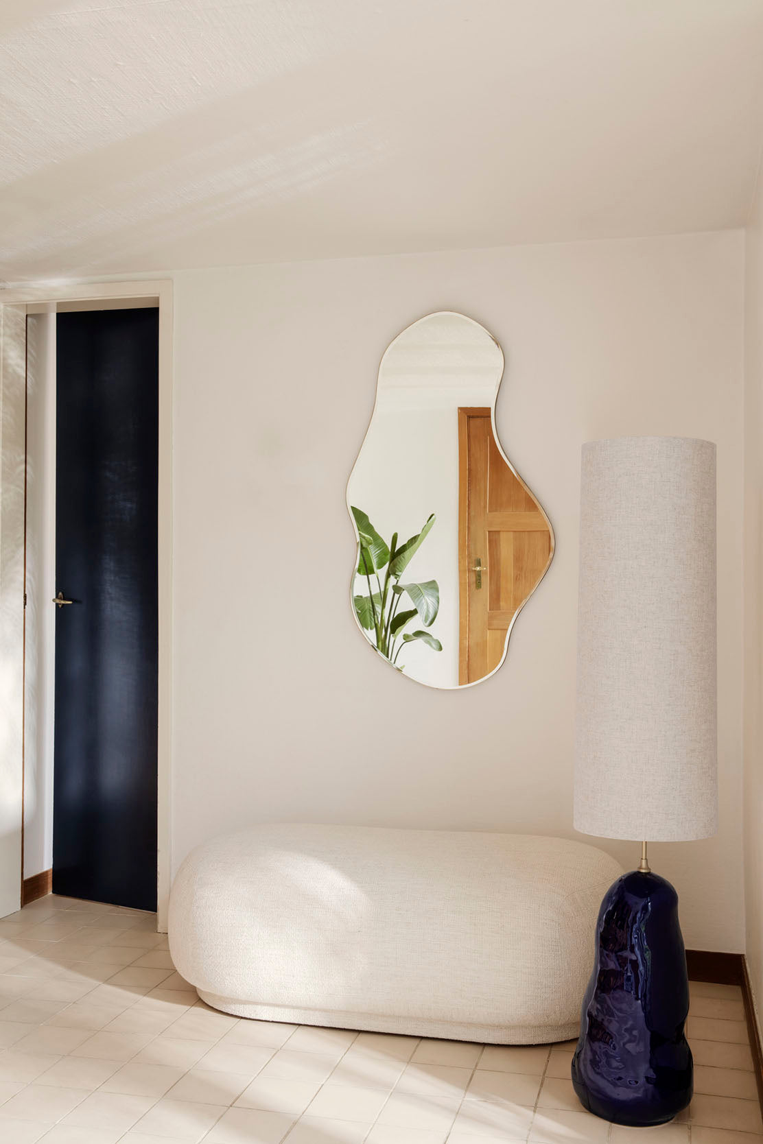 鏡 ferm LIVING Pond Mirror Large Pond Mirror in Brass | Large | Mirror with unique shape | Ferm Living
