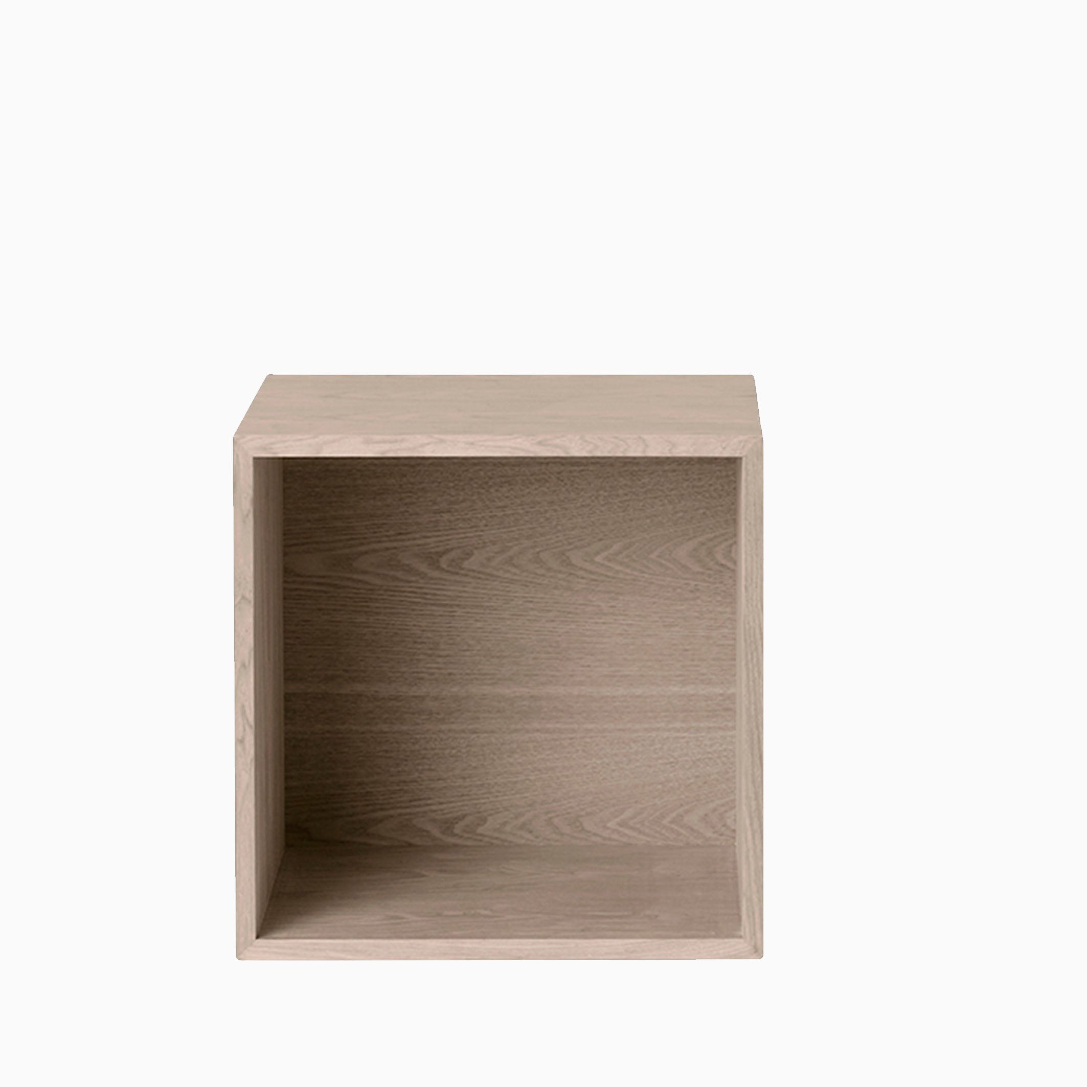 Muuto Stacked Shelves Medium Oak with Backboard